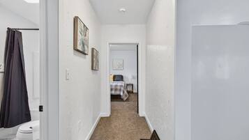 Escritorio, tabla de planchar con plancha, wifi y ropa de cama