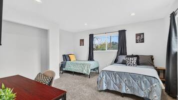 Escritorio, tabla de planchar con plancha, wifi y ropa de cama