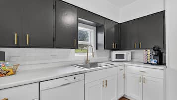 Microondas, horno, parrilla de estufa y lavavajillas