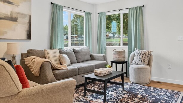 Living area - Modern 3 bedroom Home in Prime Location! 7 guests (Lewiston)