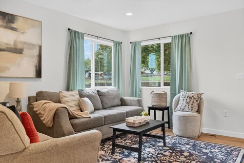 Modern 3 bedroom Home in Prime Location! 7 guests