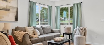 Modern 3 bedroom Home in Prime Location! 7 guests