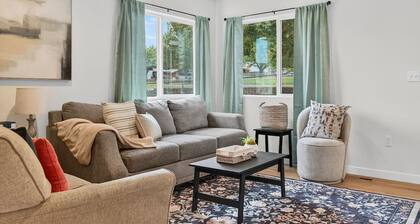 Modern 3 bedroom Home in Prime Location! 7 guests