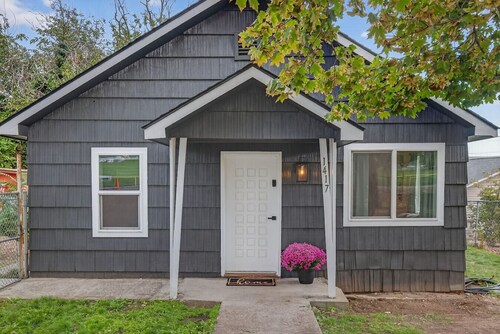 Modern 3 bedroom Home in Prime Location! 7 guests
