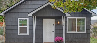 Modern 3 bedroom Home in Prime Location! 7 guests