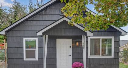 Modern 3 bedroom Home in Prime Location! 7 guests