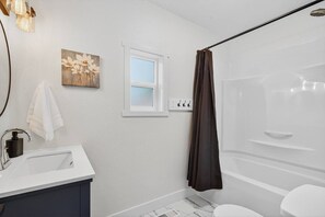 Secador de pelo, toallas, jabón, papel higiénico