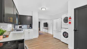 Microondas, horno, parrilla de estufa y lavavajillas