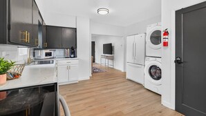 Private kitchen - Modern 3 bedroom Home in Prime Location! 7 guests (Lewiston)
