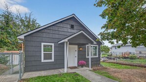 Exterior - Modern 3 bedroom Home in Prime Location! 7 guests (Lewiston)
