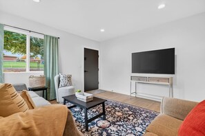 TV - Modern 3 bedroom Home in Prime Location! 7 guests (Lewiston)