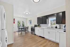 Mikrovågsugn, ugn, spishäll och diskmaskin