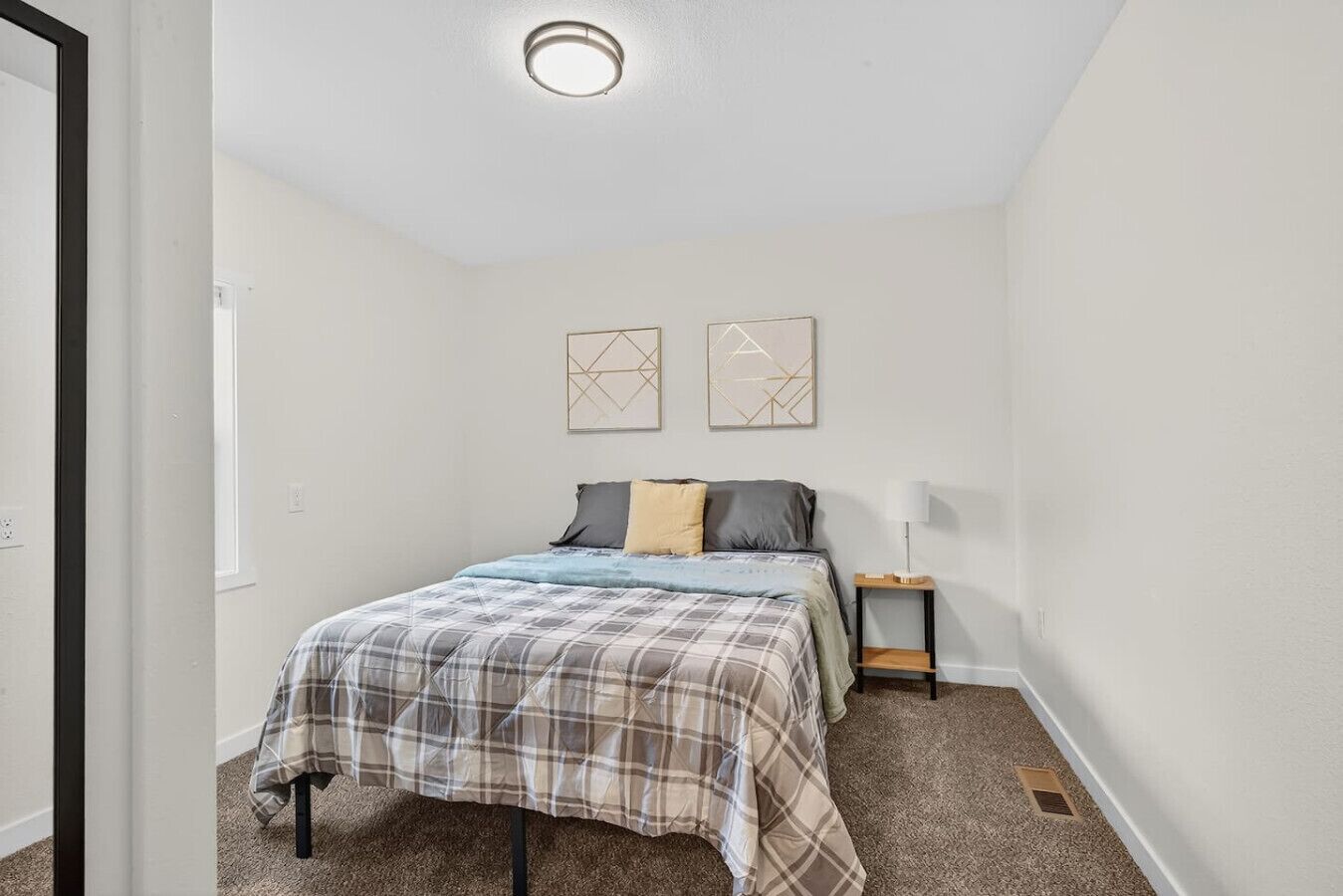 Escritorio, tabla de planchar con plancha, wifi y ropa de cama 