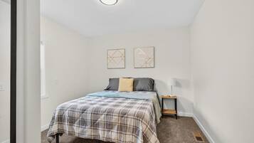 Escritorio, tabla de planchar con plancha, wifi y ropa de cama