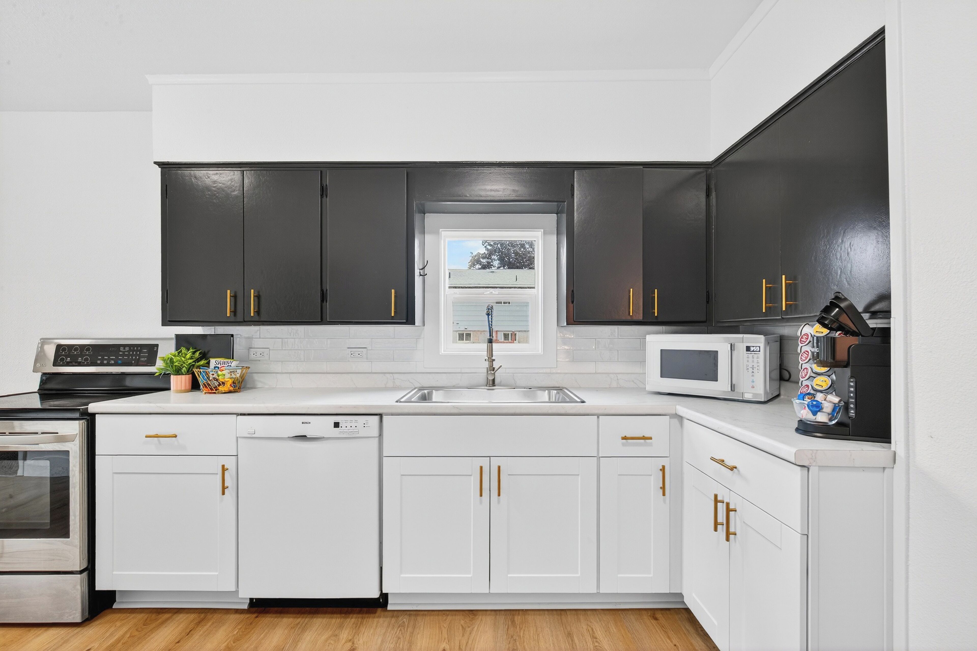 Een microgolfoven, een oven, een kookplaat, een vaatwasser