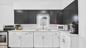 Microondas, horno, parrilla de estufa y lavavajillas