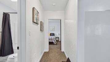 3 quartos, ferros/tábuas de passar roupa, Wi-Fi, roupa de cama