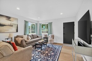 TV - Modern 3 bedroom Home in Prime Location! 7 guests (Lewiston)