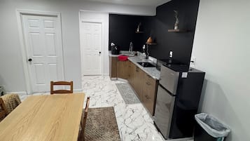 Refrigerador, microondas, tetera eléctrica y utensilios de cocina