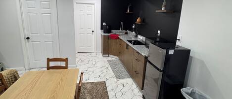 Een koelkast, een microgolfoven, een waterkoker