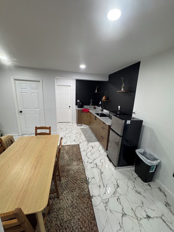 Refrigerador, microondas, tetera eléctrica y utensilios de cocina 