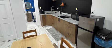 Refrigerador, microondas, tetera eléctrica y utensilios de cocina