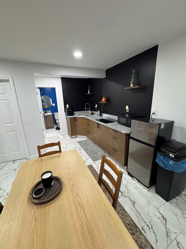 Refrigerador, microondas, tetera eléctrica y utensilios de cocina 