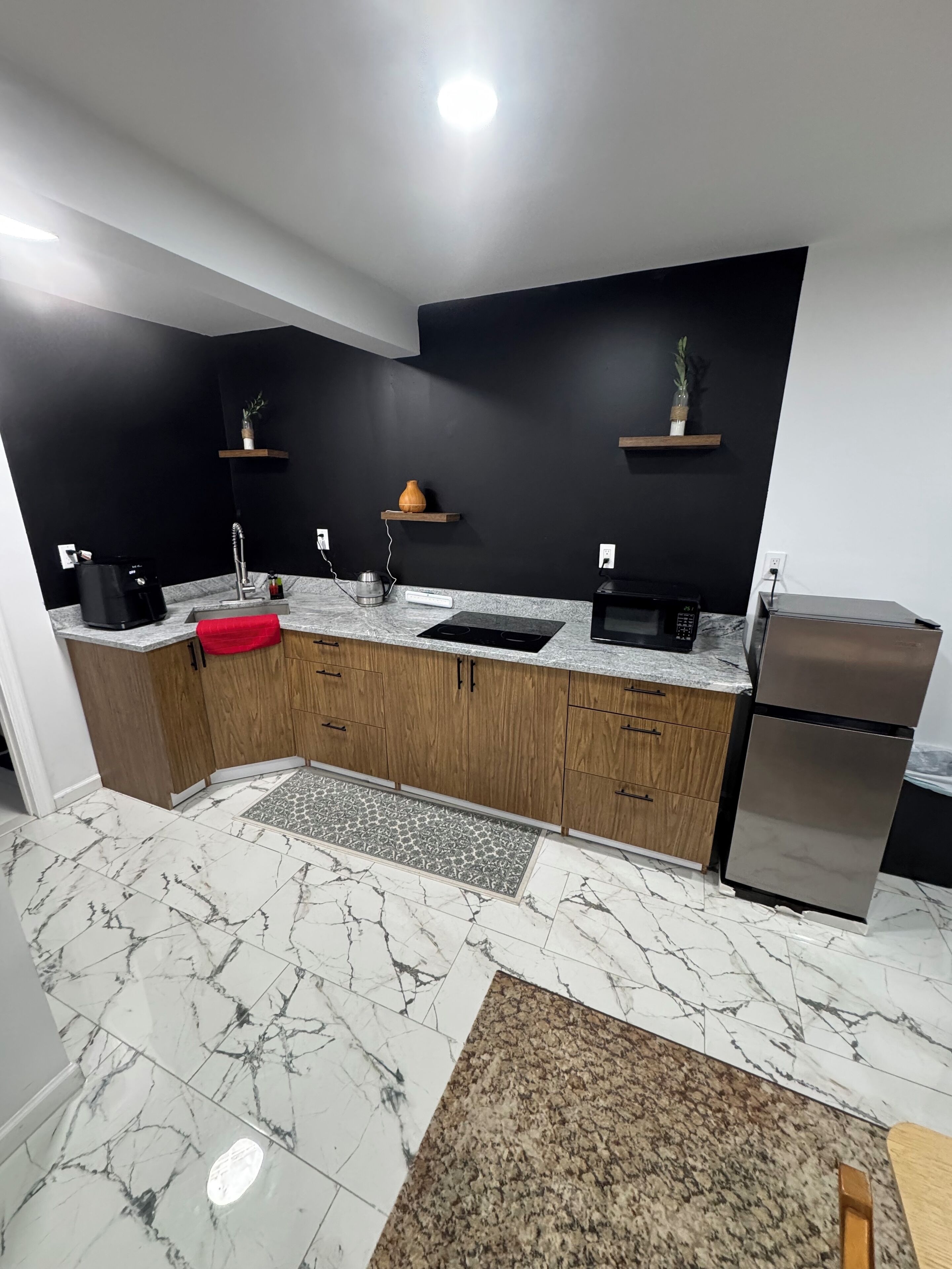 Jääkaappi, mikroaaltouuni, vedenkeitin