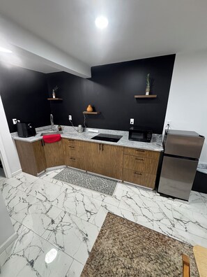 Refrigerador, microondas, tetera eléctrica y utensilios de cocina 