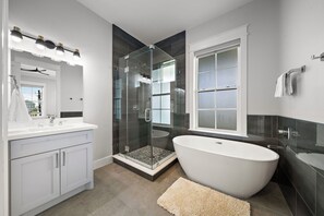 Dusche, Whirlpool, Haartrockner, Handtücher