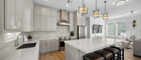 Microondas, horno, placa de cocina y lavavajillas