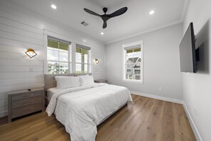5 bedrooms, iron/ironing board, WiFi, bed sheets
