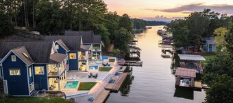 Heated Pool! Mini Golf! Hot Tub! Lakefront!