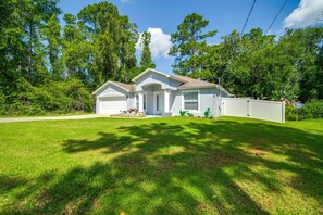 Exterior - Beautiful Paradise in Ocala, Pet-Friendly Home w Gazebo (Ocala)