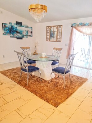Dining - Beautiful Paradise in Ocala, Pet-Friendly Home w Gazebo (Ocala)