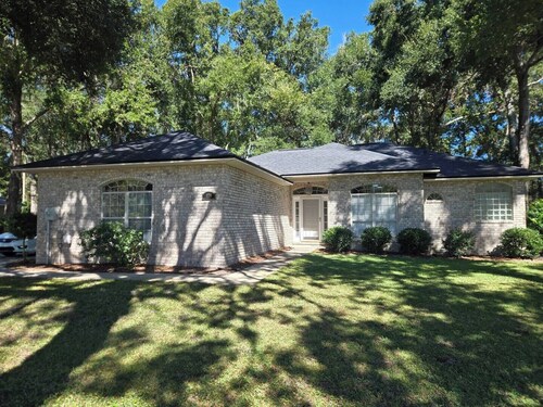 Modern, comfortable 2 BR, 1 bath, full kitchen.