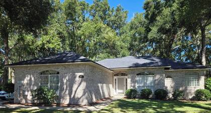 Modern, comfortable 2 BR, 1 bath, full kitchen.