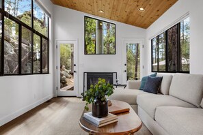 Smart TV, table tennis, books, music library - NEW Prescott Treehouse - Luxe Woodside Cabin 4 Bed 3 Bath (Prescott)