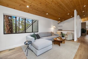 Smart TV, table tennis, books, music library - NEW Prescott Treehouse - Luxe Woodside Cabin 4 Bed 3 Bath (Prescott)