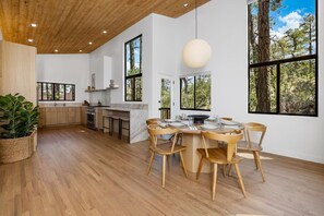 Dining - NEW Prescott Treehouse - Luxe Woodside Cabin 4 Bed 3 Bath (Prescott)