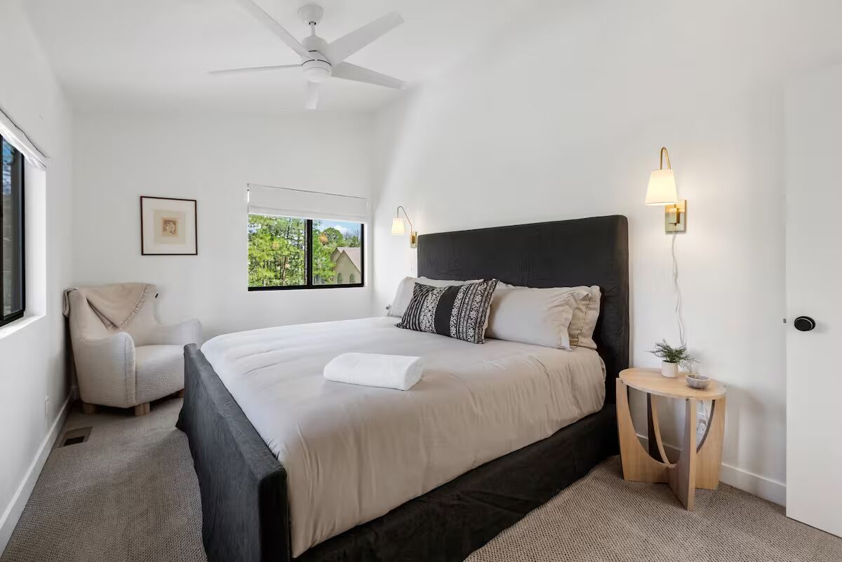 4 bedrooms, iron/ironing board, Internet, bed sheets