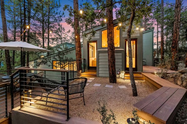 Terrace/patio - NEW Prescott Treehouse - Luxe Woodside Cabin 4 Bed 3 Bath (Prescott)