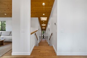 Interior - NEW Prescott Treehouse - Luxe Woodside Cabin 4 Bed 3 Bath (Prescott)