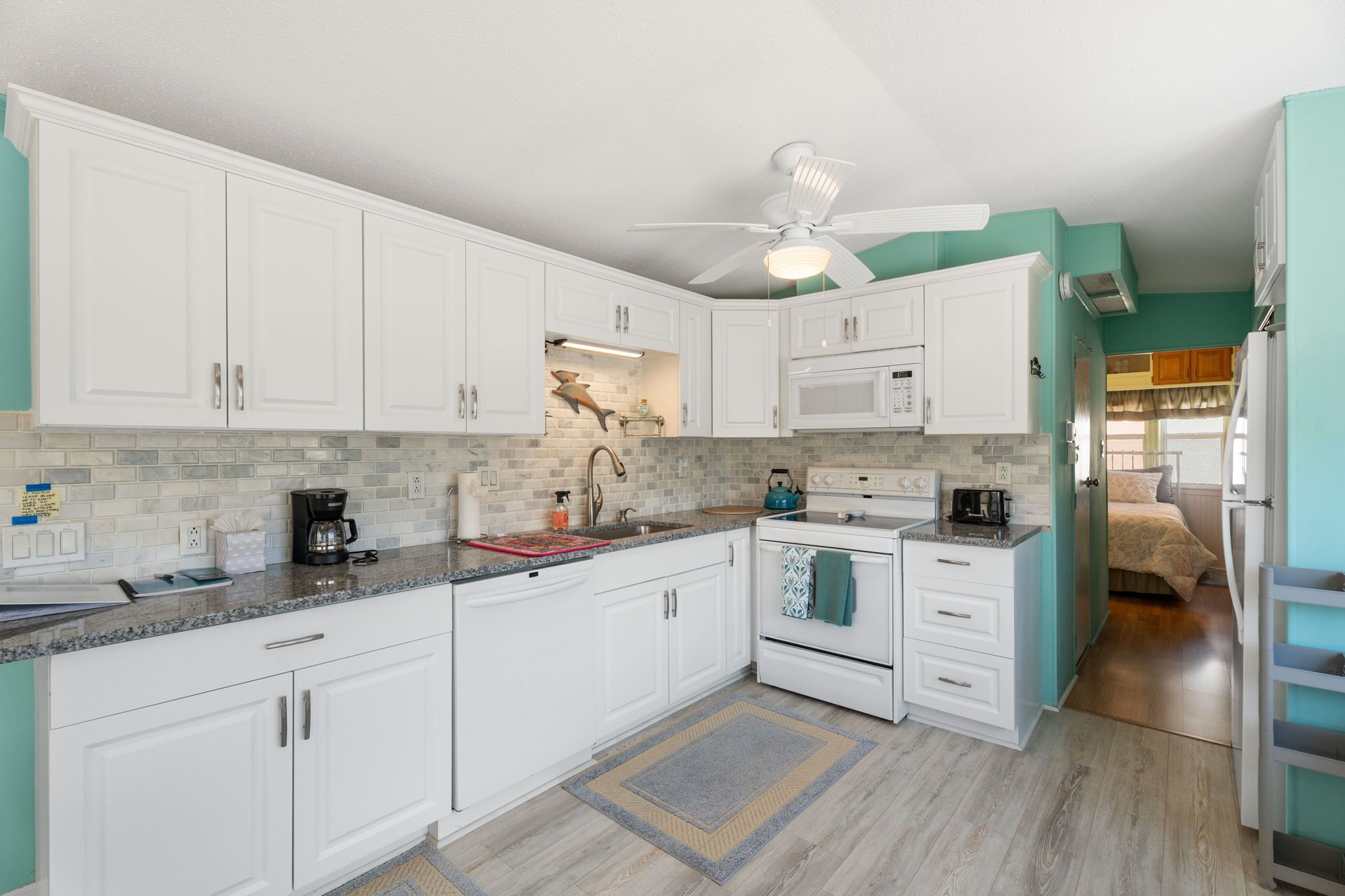 Kühlschrank, Mikrowelle, Ofen, Herdplatte