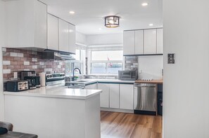 Mikrobølgeovn, ovn, kokeplater og oppvaskmaskin