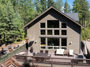 Outdoor dining - New! Hot tub, Fire Pit, Foosball Table! (Bigfork)