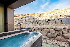 Outdoor spa tub - Mountain Luxury, Private Hot Tub & Grill, Close to Slopes, Minutes to Historic Main Street! (Hideout)