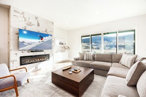 Smart TV, fireplace - Mountain Luxury, Private Hot Tub & Grill, Close to Slopes, Minutes to Historic Main Street! (Hideout)