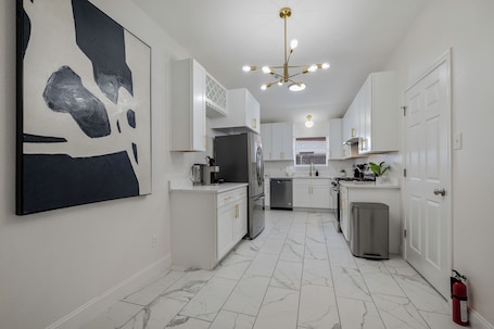 Fridge, microwave, oven, stovetop. Modern 3BR in Bishop Arts Walk to Shops