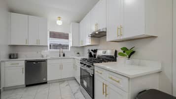 Lemari es, microwave, oven, dan kompor